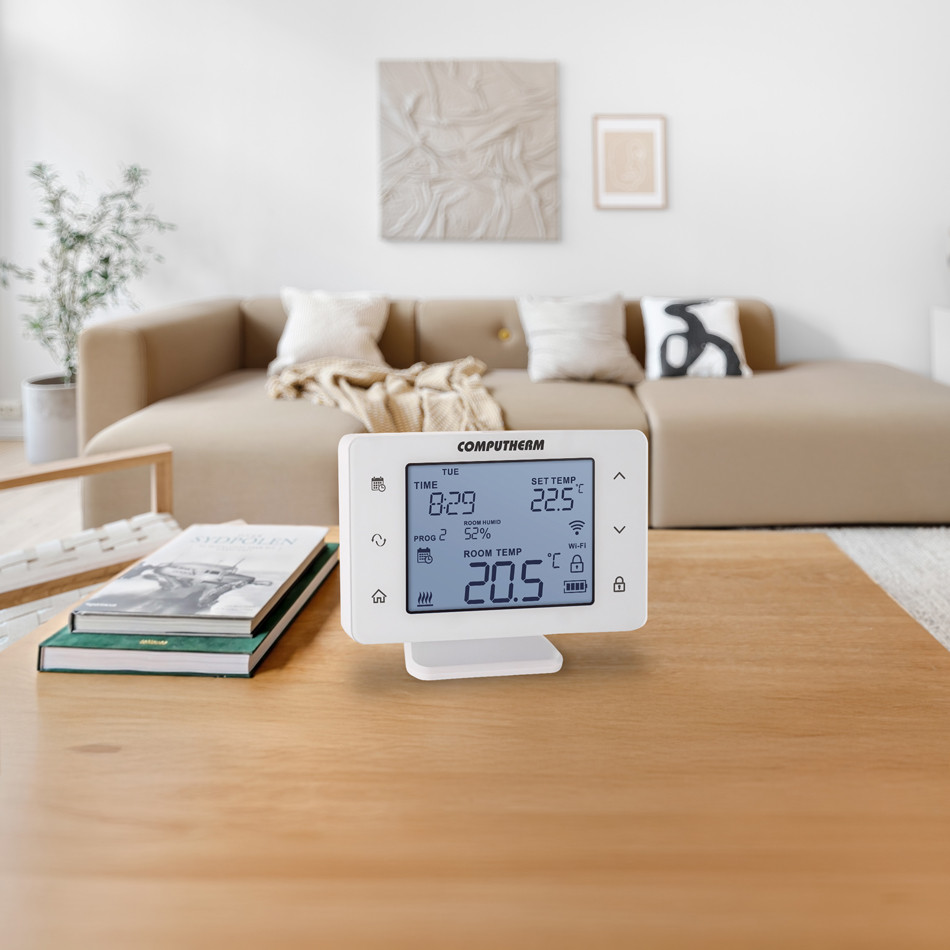 COMPUTHERM Q20RF Wi-Fi termosztát egy nappali asztalán